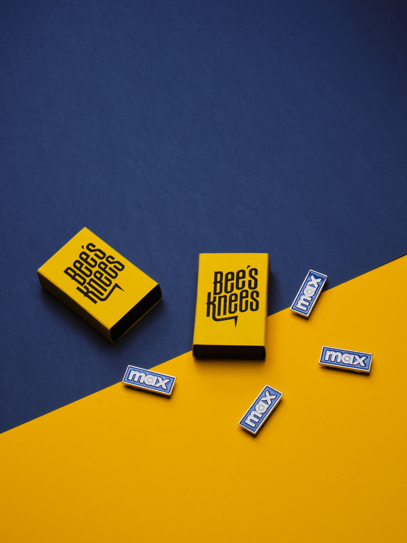 Bee's Knees archive — żółte matchboxy z Max pin set na żółto-niebieskim diagonal