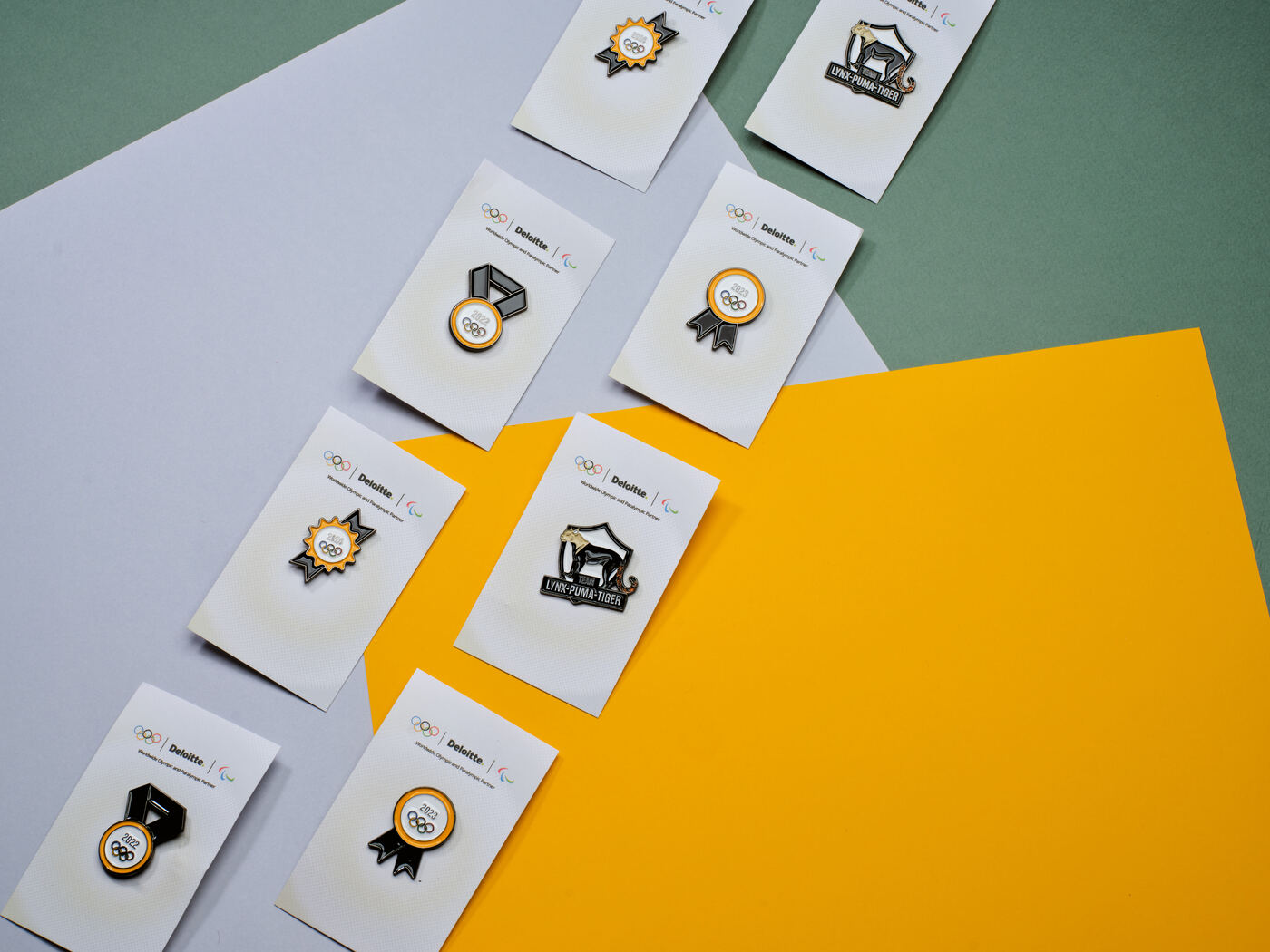 Olympic medal pins na drukowanych kartach — kolekcjonerska seria