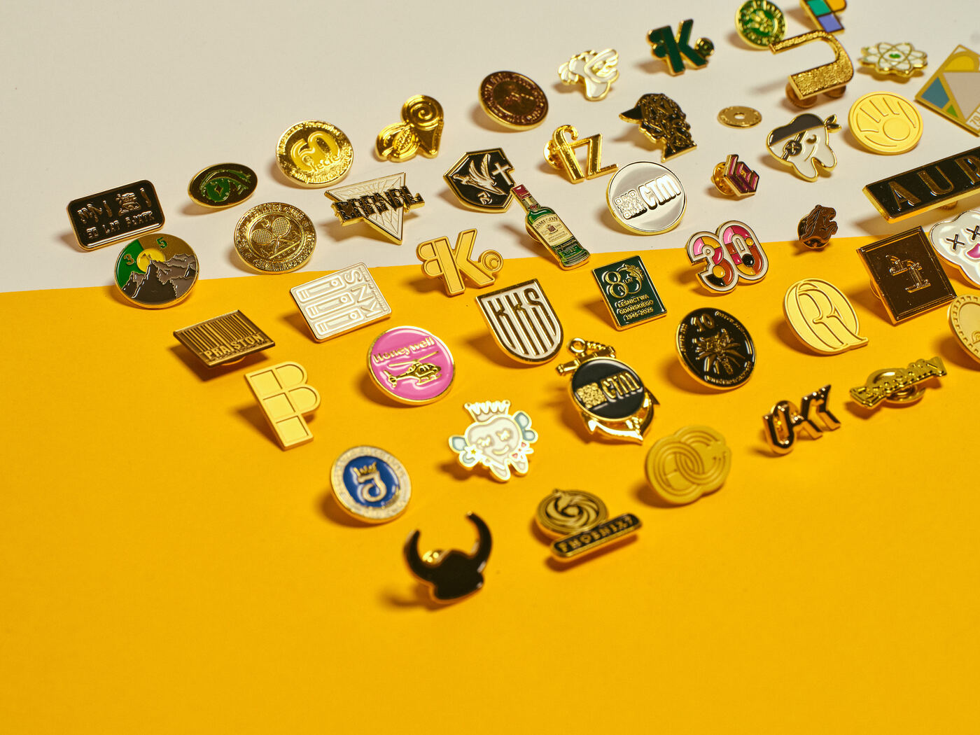Złote piny seria — product editorial